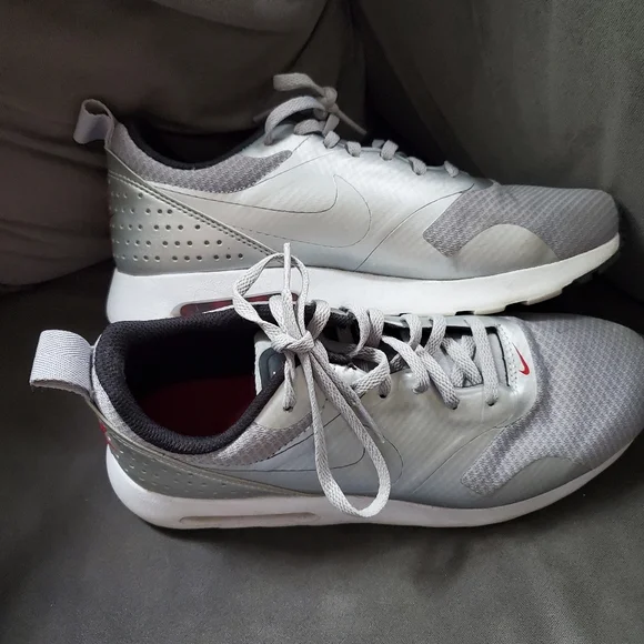 Nike Air Max Tavas ( women's 7.5) - Picture 2 of 6